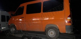 Un moldovean a fost reținut la vamă cu un microbuz cu numere de înmatriculare false